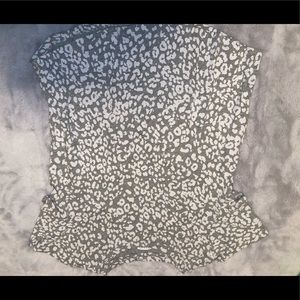 Grey cheetah print t